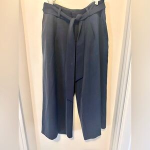 Navy blue cropped trouser